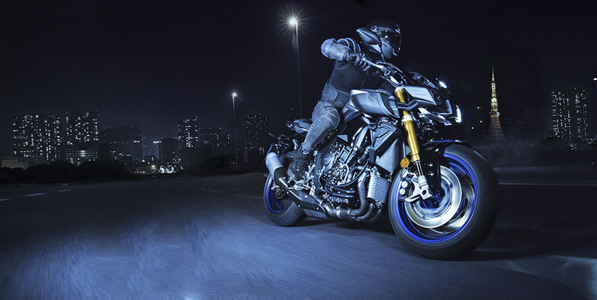 5 consejos para viajar de noche con tu moto