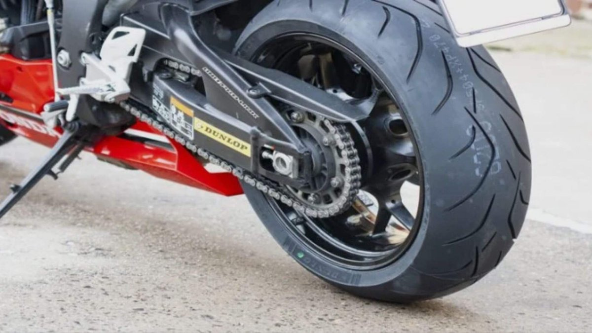 Cómo reparar un pinchazo de moto: métodos fáciles y eficaces