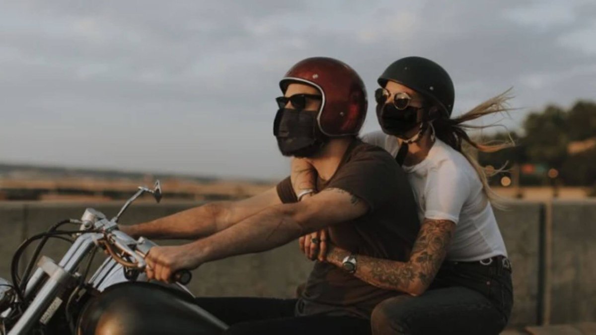 Consejos para sobrellevar el calor en moto durante el verano