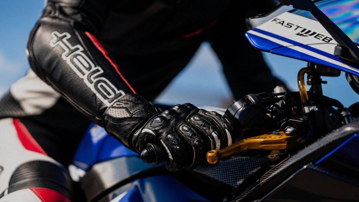 ¿Es obligatorio llevar guantes al conducir una moto?
