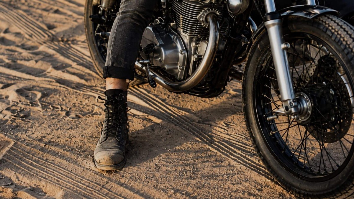 La importancia del calzado al conducir una moto