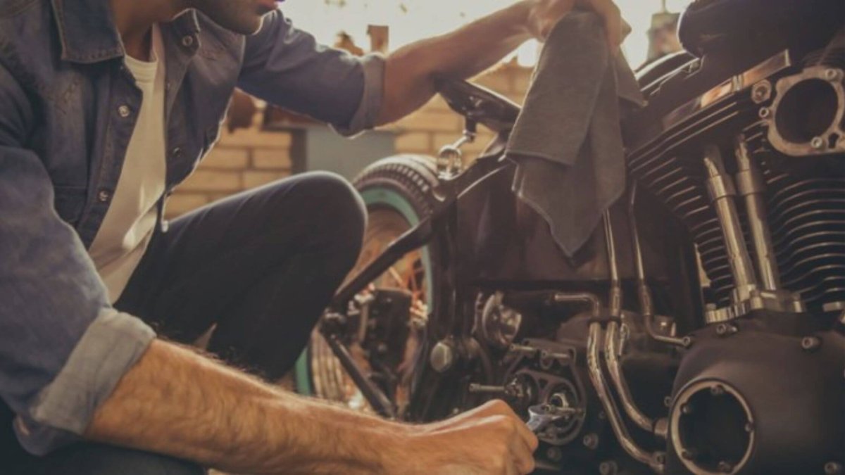 ¿Cómo limpiar el carburador de una moto y cuáles son los beneficios de un buen mantenimiento?