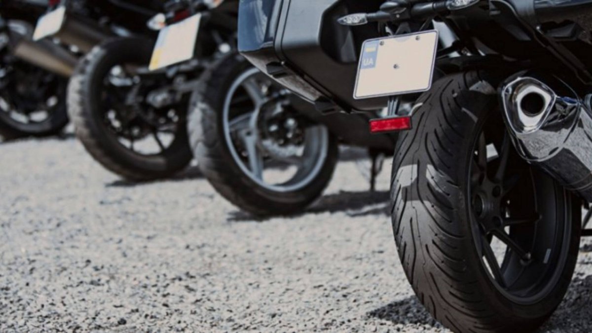 ¿Cómo tensar la cadena de la moto?