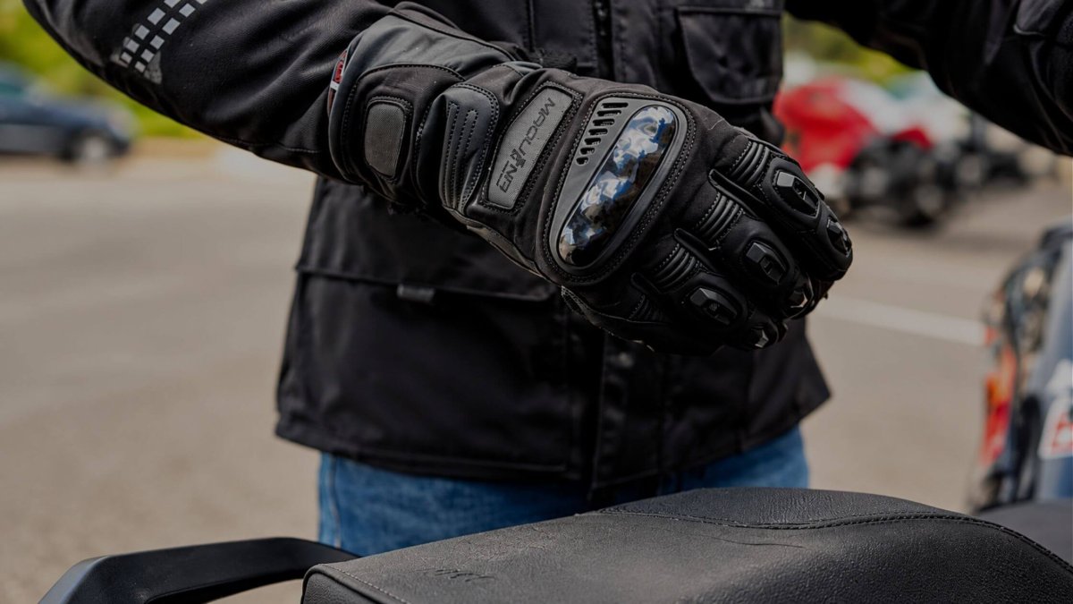 ¿Qué características deben tener los guantes ideales para moto?