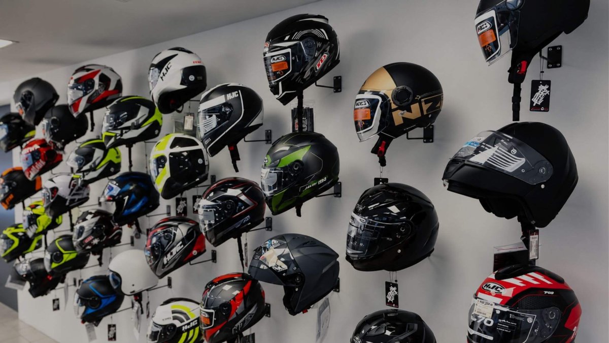 Consejos para elegir el mejor casco de moto para el verano