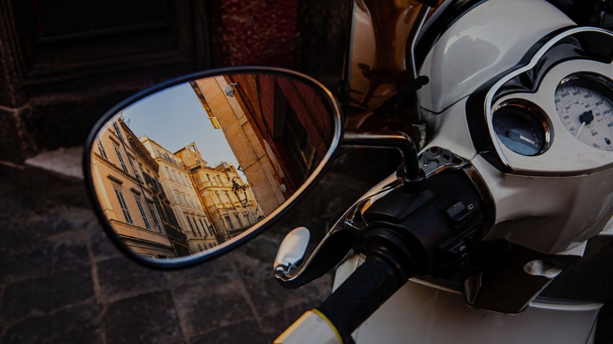 ¿Qué espejos retrovisores debe llevar obligatoriamente tu moto?