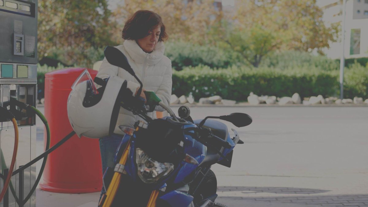 Consejos prácticos para ahorrar gasolina cuando viajas en moto