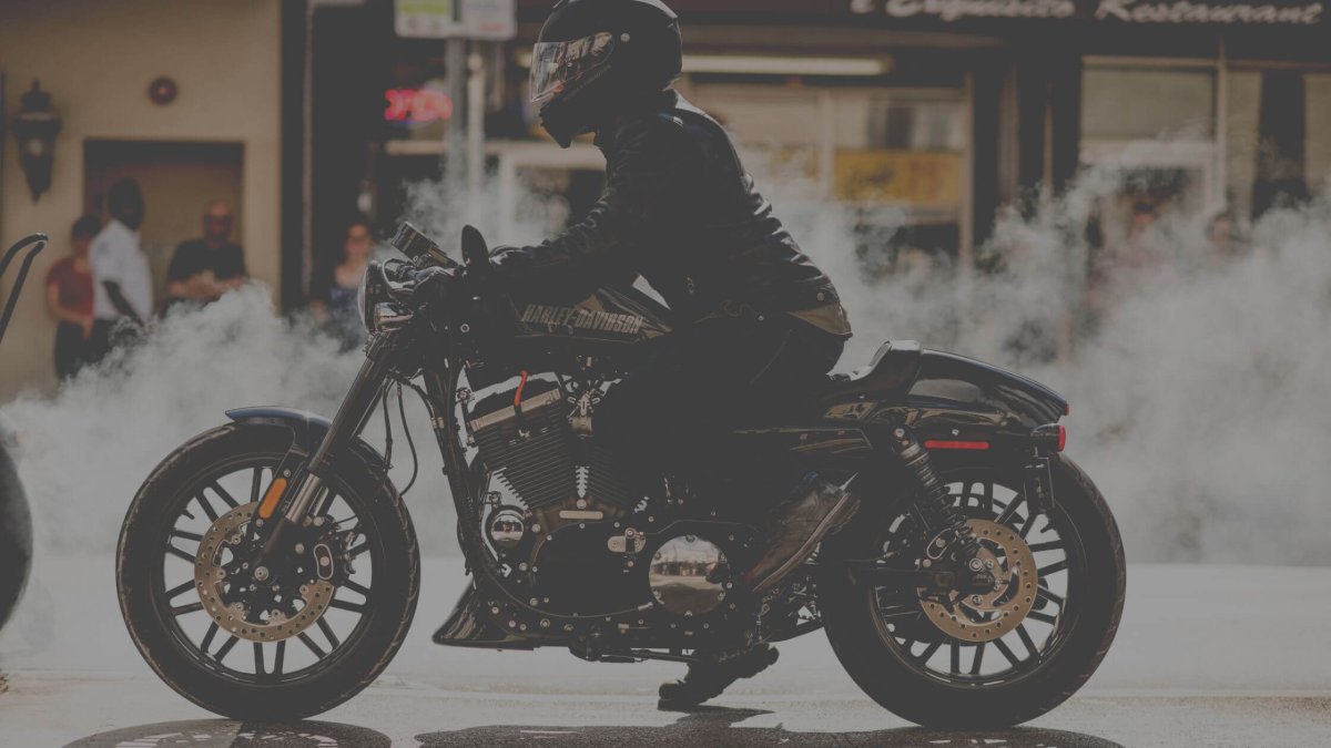 ¿Por qué mi moto echa humo? Te explicamos 5 posibles razones