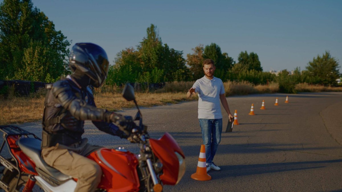Seguridad en Moto: los Cursos que te ayudan a prevenir accidentes y Recuperar puntos