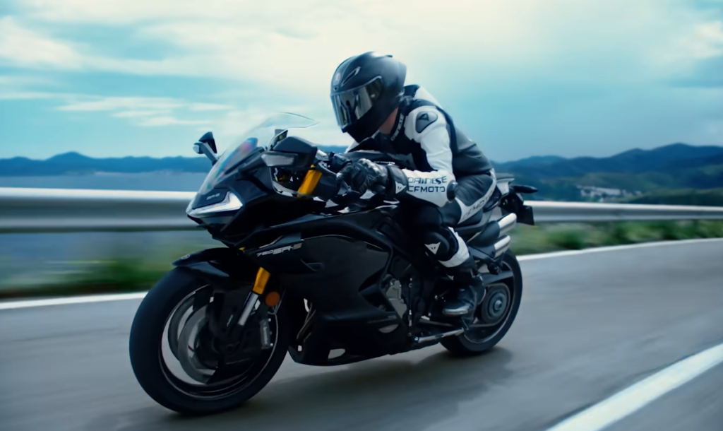 CFMoto 750 SR‑S 2025: La deportiva tetracilíndrica que nadie esperaba